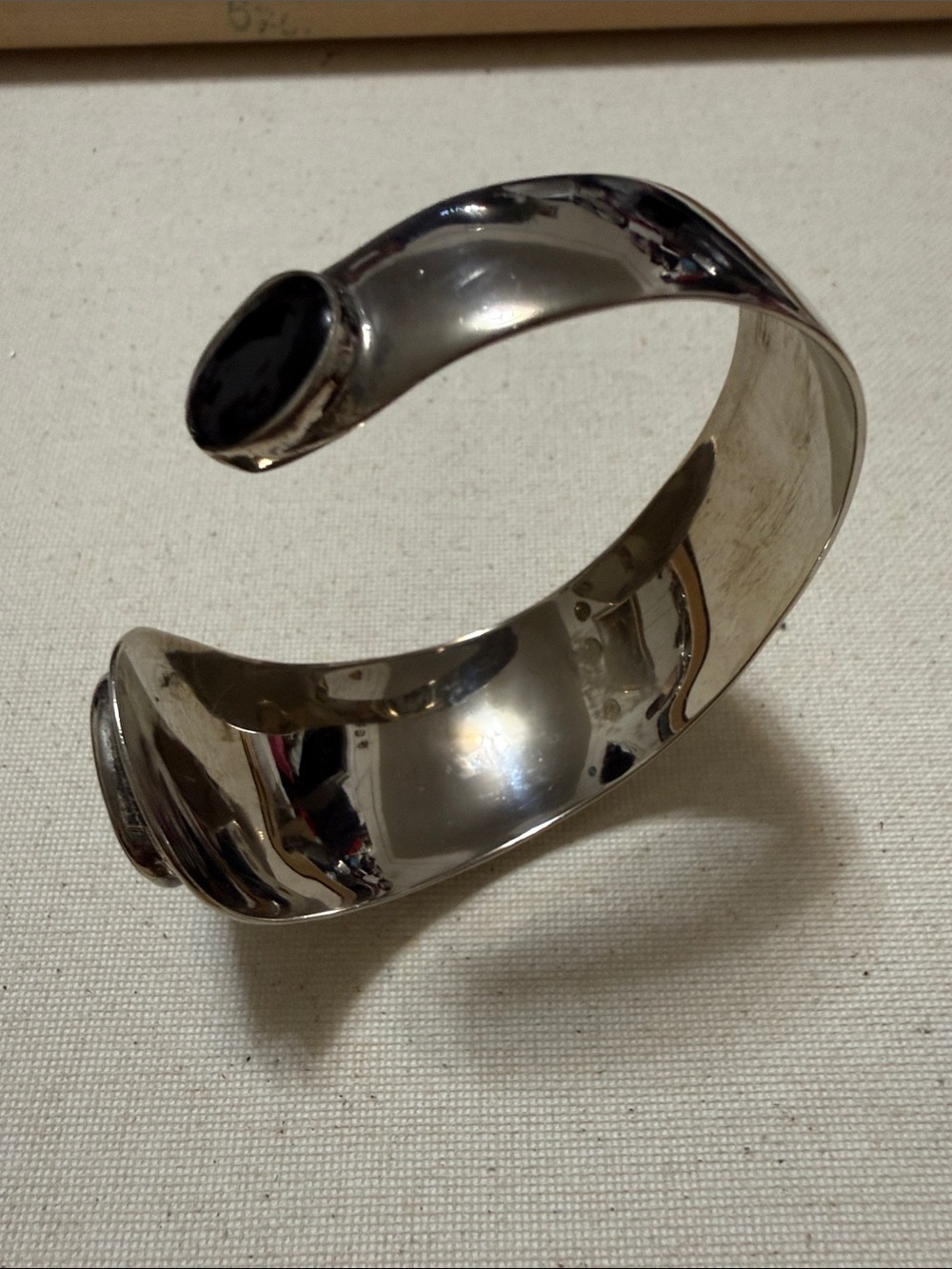 Stunning Native Hand Crafted Sterling Silver Cuff Bracelet with Black onyx Stone - Picture 7 of 16